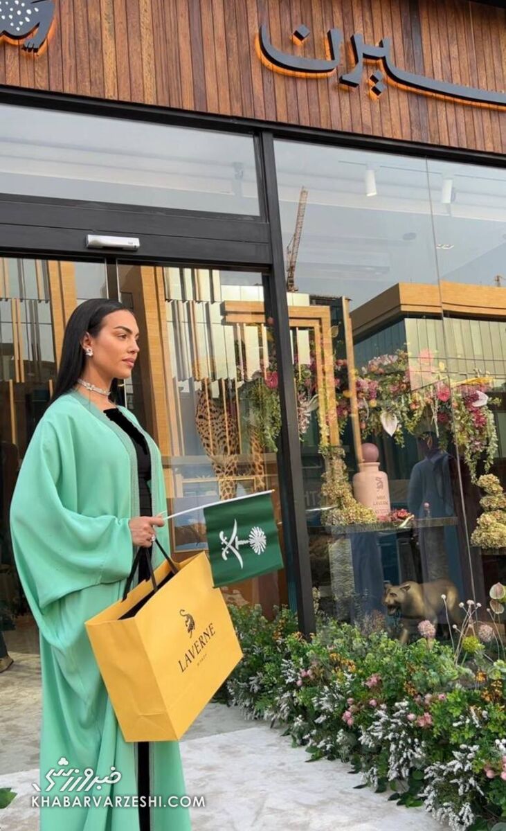 عکس| لباس عربی و پرچم عربستان برتن جورجینا