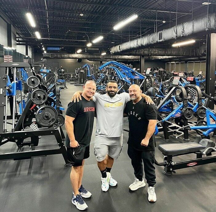 عکس| هادی چوپان به تگزاس آمریکا رسید/ واکنش جی کاتلر، فیل هیث و اصلیترین رقیب به تصویر مشترک هانی رامبد و گرگ ایرانی