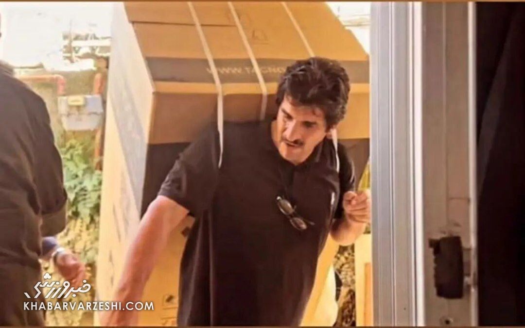 جدیدترین عکس از رسول خادم هنگام کمک به مردم سیل زده آستارا