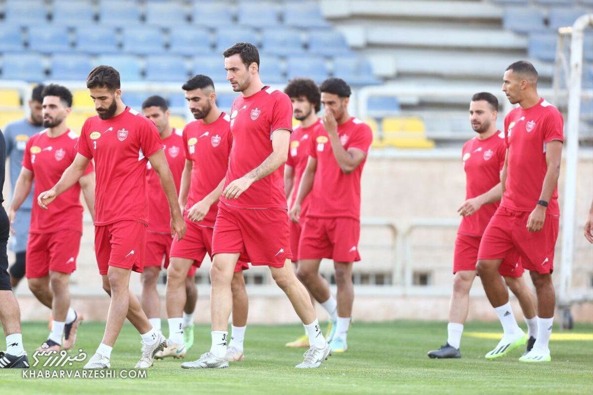 خطر از بیخ گوش گلمحمدی رد شد/ دو ستاره پرسپولیس در آستانه از دست دادن دربی بودند! خطر از بیخ گوش گلمحمدی رد شد/ دو ستاره پرسپولیس در آستانه از دست دادن دربی بودند!