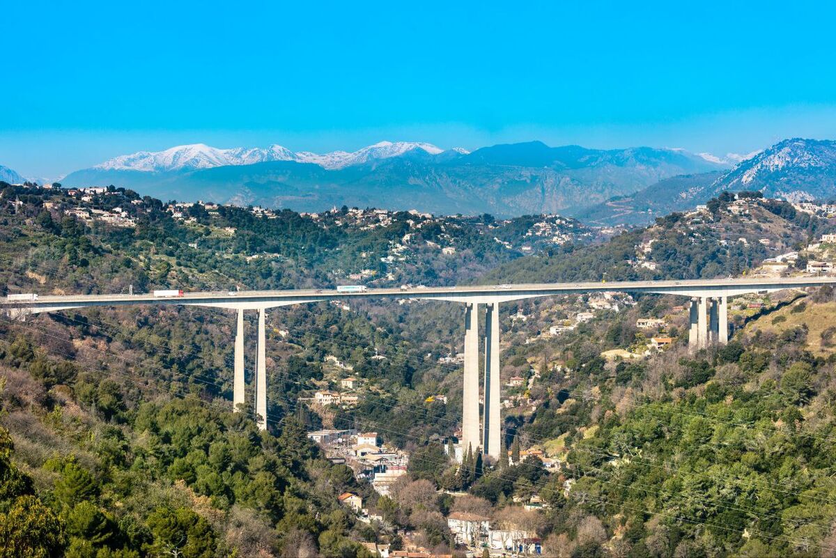 عکس| تهدید به خودکشی یک فوتبالیست از ارتفاع ۱۰۰ متری!/ دلیل این بازیکن برای اقدام غیرمنتظره چه بود؟