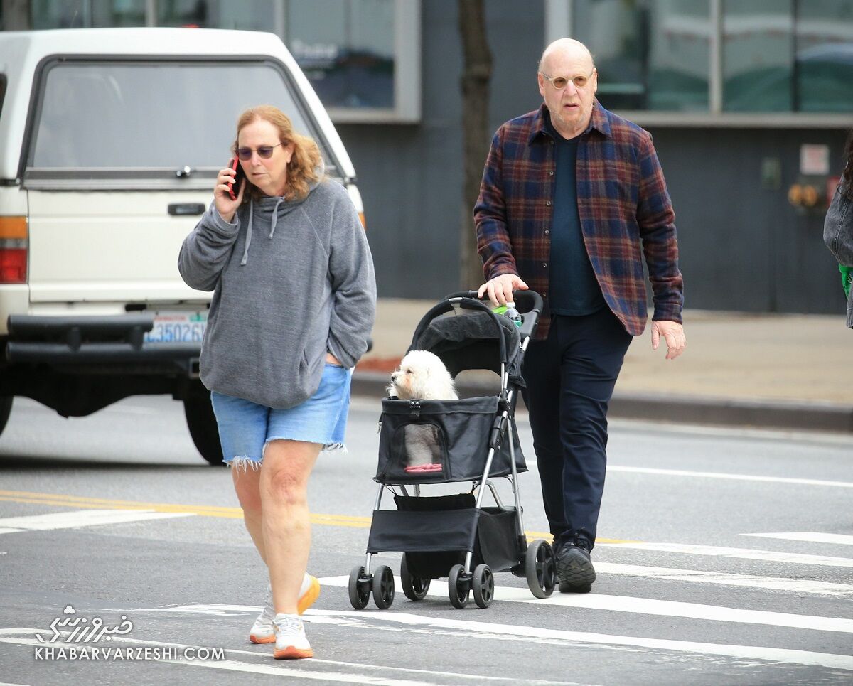 تصاویر مالک منفور منچستریونایتد و سگی که در کالسکه حمل میکند!