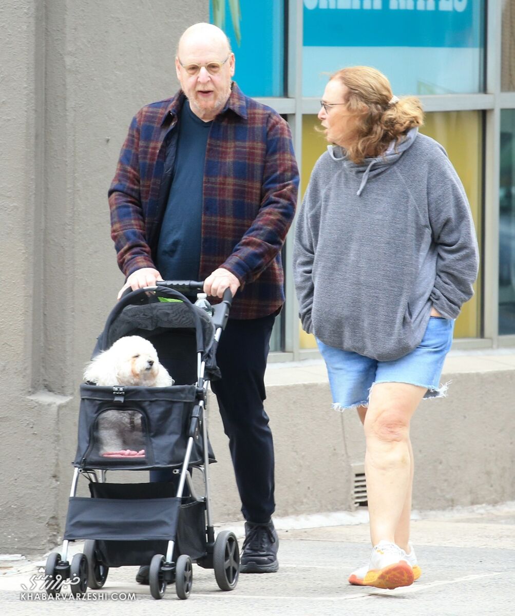 تصاویر مالک منفور منچستریونایتد و سگی که در کالسکه حمل میکند!