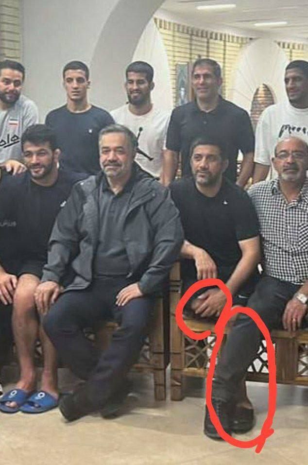 علیرضا دبیر پنهان کردن پاهایش