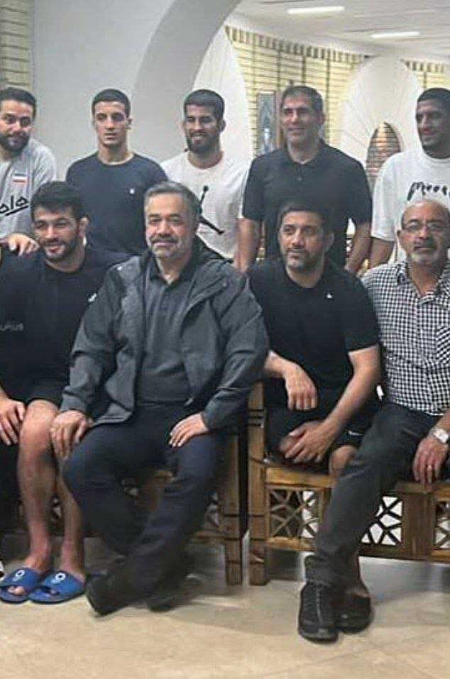 دبیر با شورت ورزشی