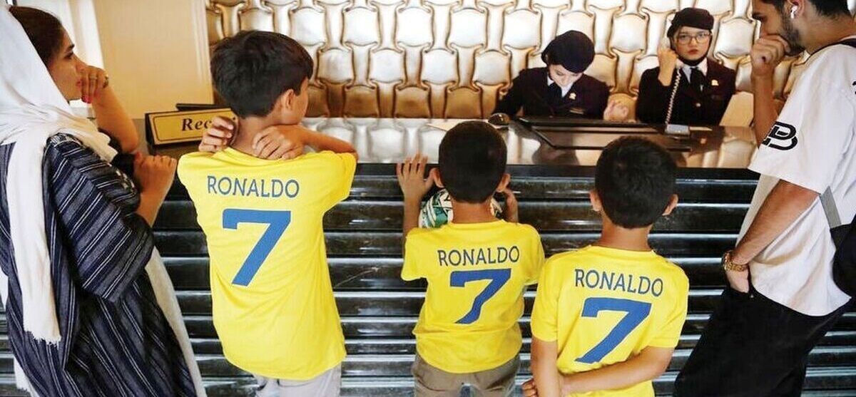 لباس یک تیم سعودی بر تن ایرانیها/ تصمیم هوشمندانه عربستانیها برای نفوذ به سایر کشورها