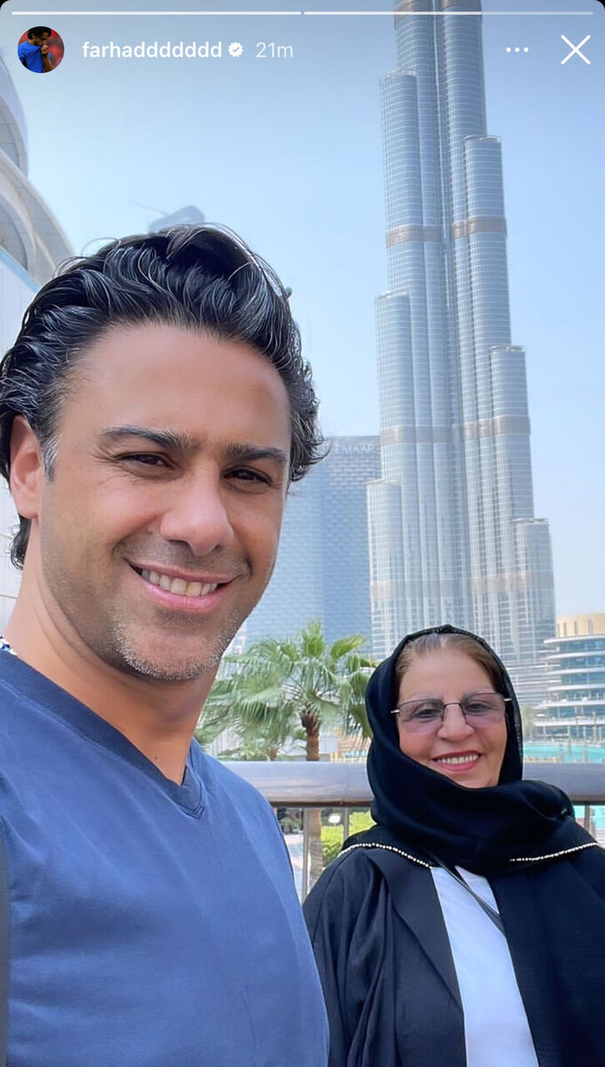 عکس‌| سلفی فرهاد مجیدی و مادرش مقابل برج خلیفه