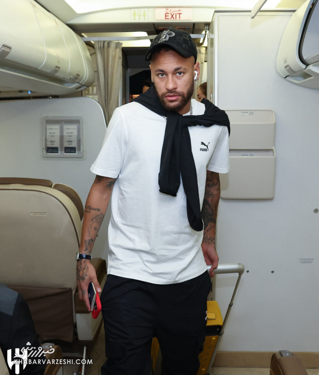 عکس| استایل خاص نیمار در راه تهران/ ستاره برزیلی با چمدان پر میآید