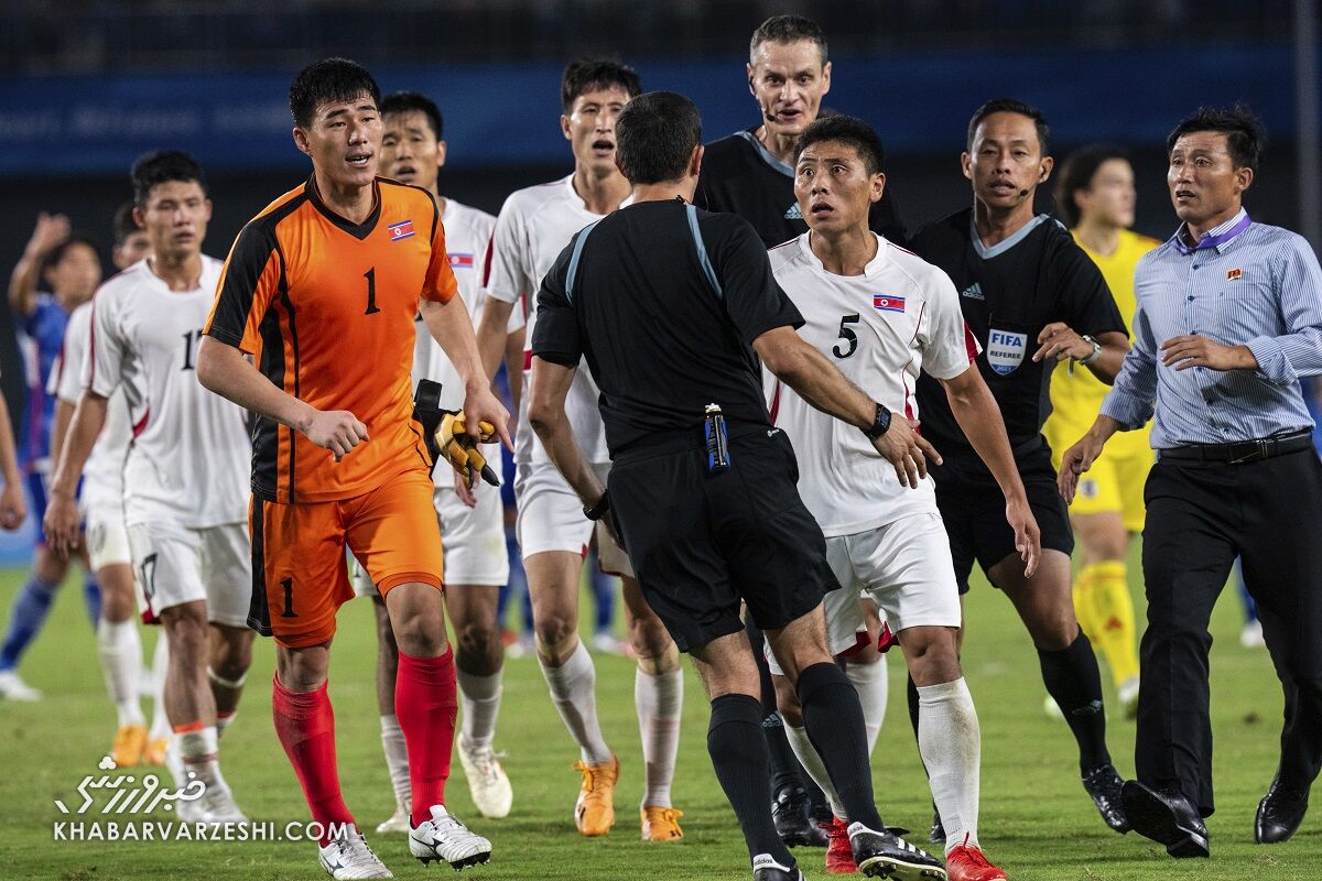 تصاویر| درگیری شدید بازیکنان کره‌شمالی با داور دیدار با ژاپن در بازی‌های آسیایی/ بازی با هرج و مرج و آشفتگی به پایان رسید