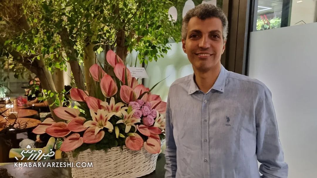 تصاویر| سورپرایز ویژه در شب تولد عادل فردوسیپور/ کیک خاص برای مجری محبوب