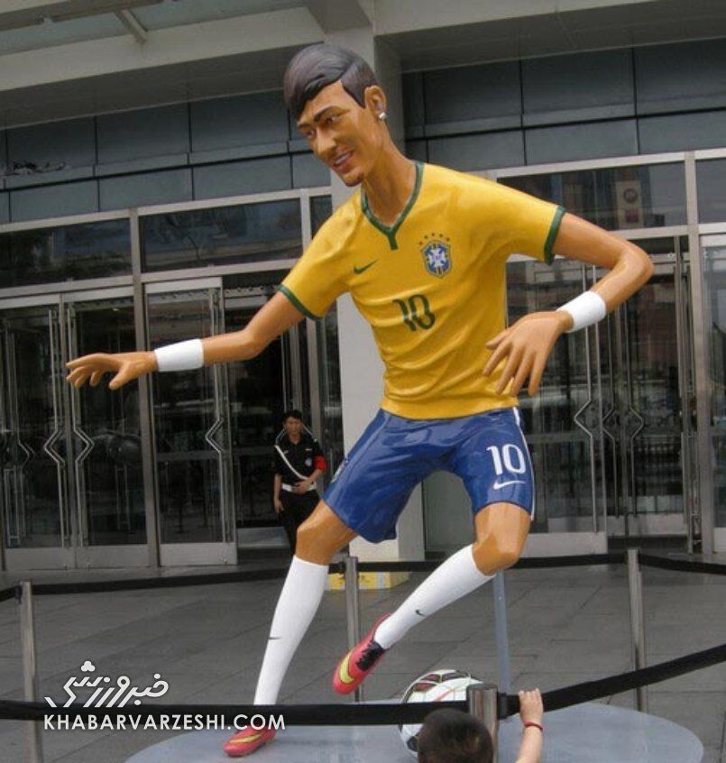 عکس| مجسمه خندهدار نیمار در ورودی هتل اسپیناس پالاس تهران