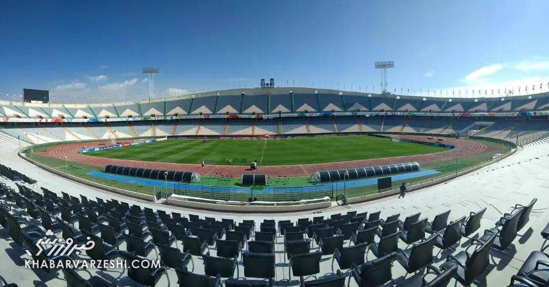 عکس| آخرین از وضعیت استادیوم آزادی پیش از بازی نساجی - الهلال/ صندلی اداری به جای صندلی تماشاگران!