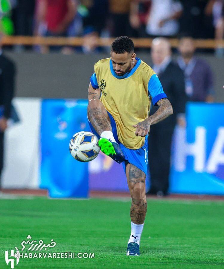 عکس| رقص نیمار در استادیوم آزادی/ ستاره برزیلی تماشاگران را به وجد آورد