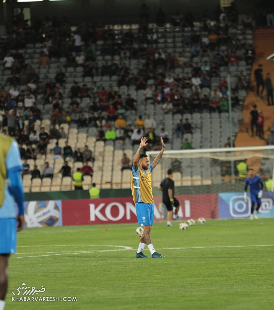 تصاویر| شگفتزدگی نیمار از ابراز احساسات تماشاگران نساجی