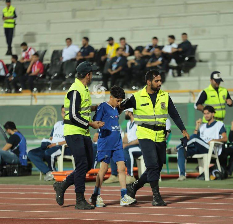 عکس| جیمیجامپ وسط بازی نساجی و الهلال دستگیر شد