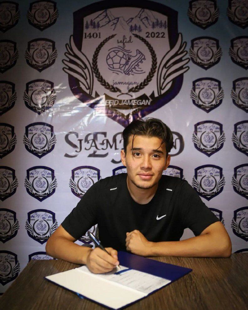 عکس| پسر خداداد عزیزی به دنیای حرفهای فوتبال پا گذاشت