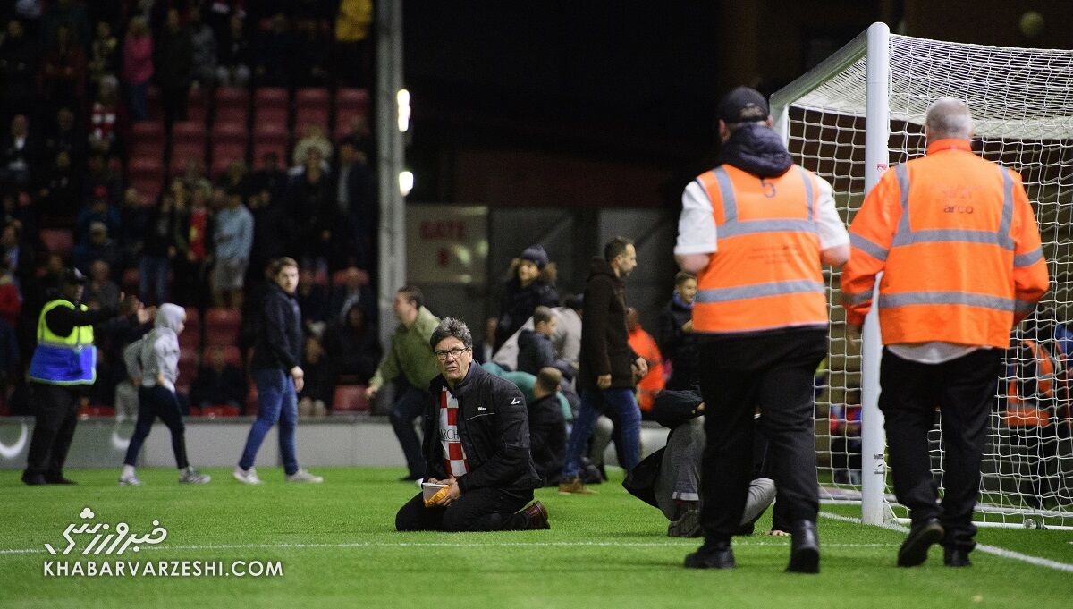 عکس| حرکت عجیب و استثنایی چند هوادار/ هجوم به زمین بازی برای توقف بازی به یک دلیل اورژانسی