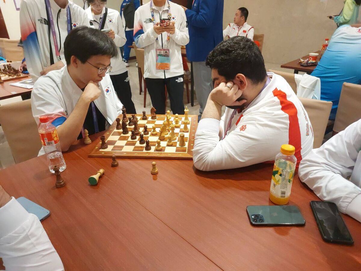 عکس| استادبزرگ ایران و شطرنج‌باز کره جنوبی در نقش گواردیولا و زیدان!