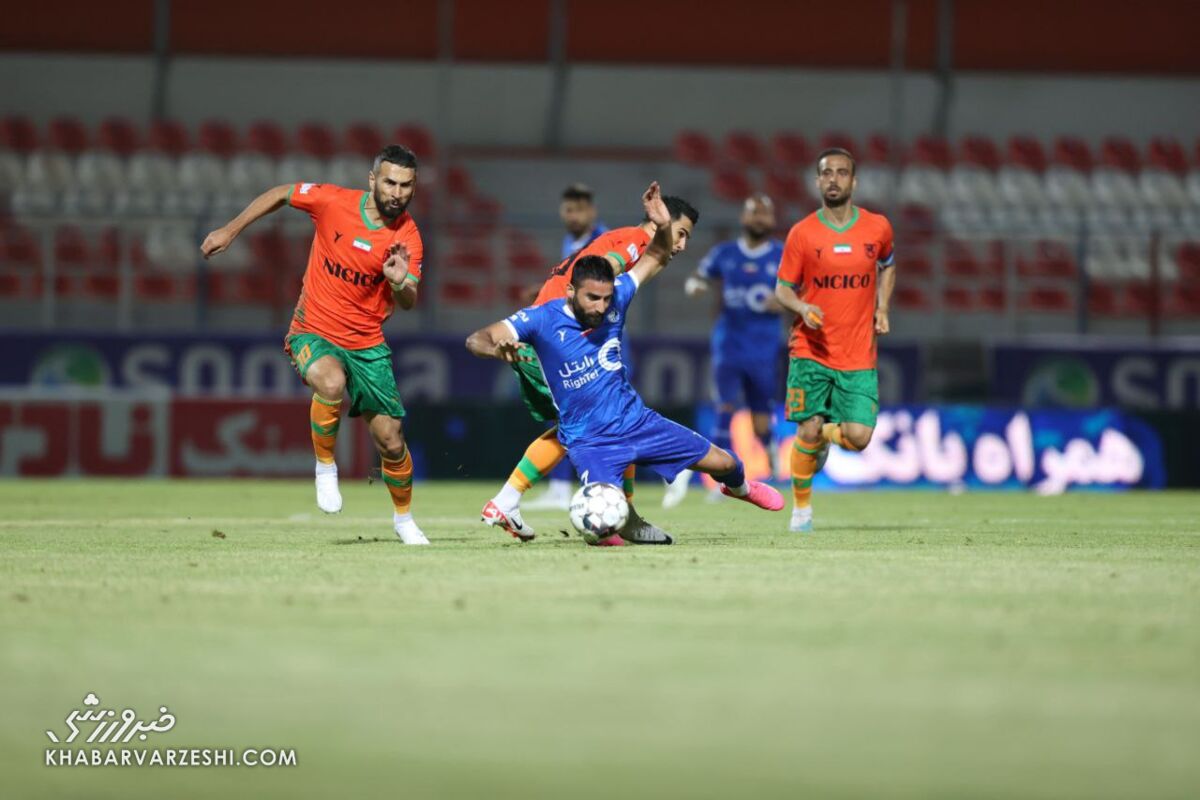 لیگ را تعطیل کنید و همه جامها را به پرسپولیس بدهید/ من بهجای فدراسیون از مردم سیرجان معذرت میخواهم/ توپ گلگهر نیممتر از خط رد شد/ مریخیها هم گل را دیدند