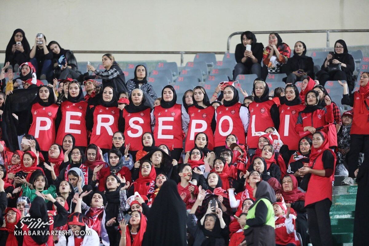 عکس| شور و شوق هواداران زن پرسپولیسی در طبقه دوم ورزشگاه آزادی