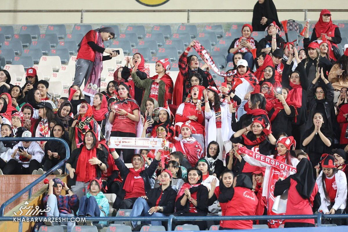 عکس| شور و شوق هواداران زن پرسپولیسی در طبقه دوم ورزشگاه آزادی