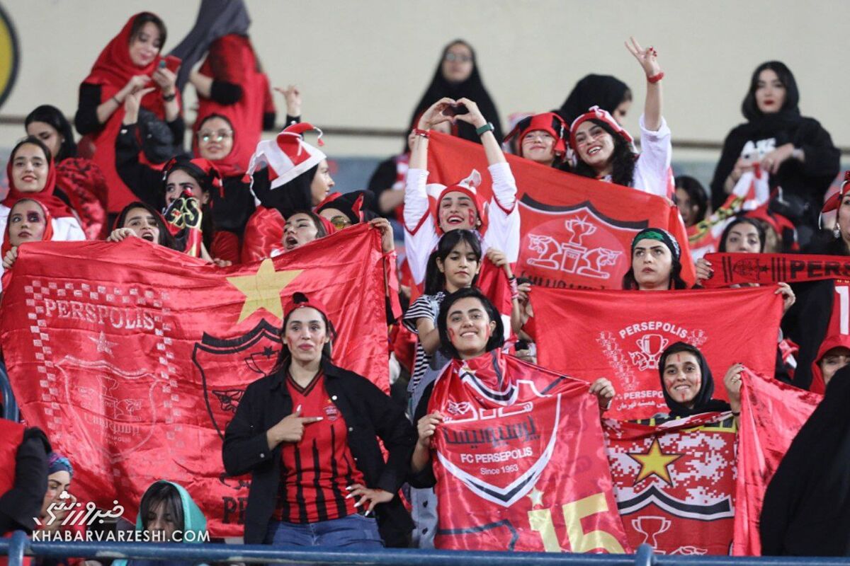 عکس| شور و شوق هواداران زن پرسپولیسی در طبقه دوم ورزشگاه آزادی