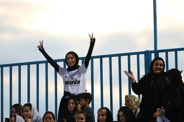 صف طولانی زنان برای ورود به استادیوم/ استقبال پرشور دختران گیلان از بازی ملوان و پرسپولیس +ویدیو