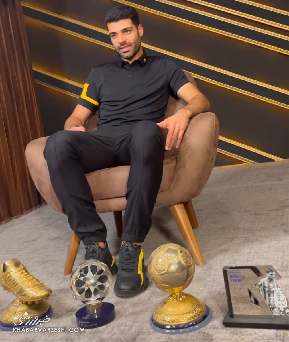 عکس| ژست خاص مهدی طارمی با توپ و کفش طلا