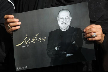 تصاویر| مراسم آتیلا پسیانی با حضور بازیگران مطرح؛ اشک‌های ستاره پسیانی در تشییع پیکر پدر
