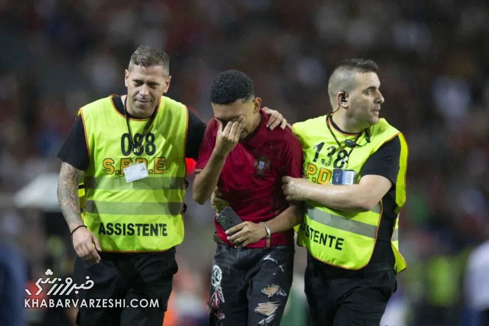 تصاویر| جیمیجامپ عجیب در آغوش رونالدو/ نقشه هوادار پرتغالی از لحظه ورود به زمین تا لحظه خروج!