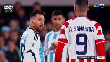 واکنش مسی و مهاجم پاراگوئه به ماجرای پرتاب آب دهان به سوی اسطوره آرژانتینی/ مسی: نمی‌دانم او کیست!/ سانابریا: خانواده‌ام برای تُف کردن تهدید شدند!