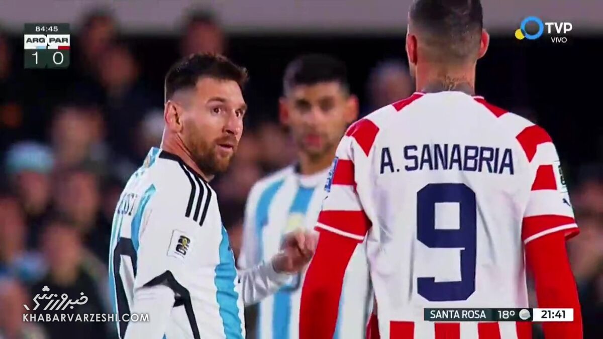 واکنش مسی و مهاجم پاراگوئه به ماجرای پرتاب آب دهان به سوی اسطوره آرژانتینی/ مسی: نمی‌دانم او کیست!/ سانابریا: خانواده‌ام برای تُف کردن تهدید شدند!