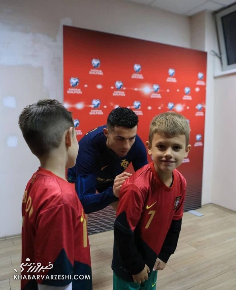 عکس| ذوقزدگی پسر کاپیتان تیم رقیب از دیدن رونالدو