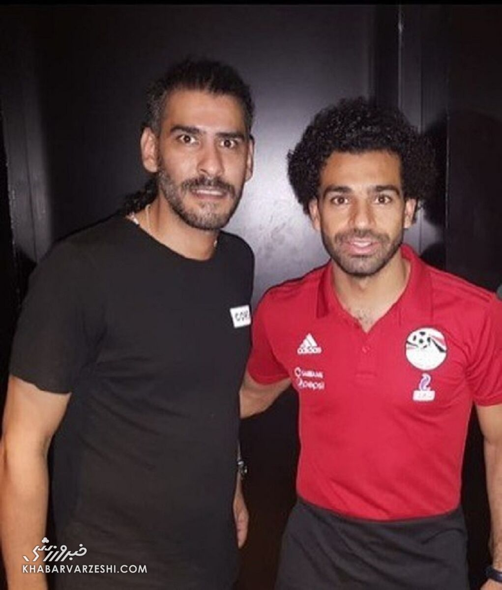 تصاویر| با یکی از خاص‌ترین بادیگاردهای فوتبال آشنا شوید/ این مرد مصری اجازه نمی‌دهد صلاح هدیه باز کند!