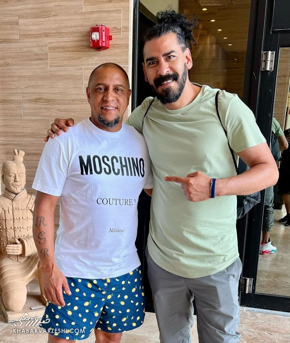 تصاویر| با یکی از خاصترین بادیگاردهای فوتبال آشنا شوید/ این مرد مصری اجازه نمیدهد صلاح هدیه باز کند!