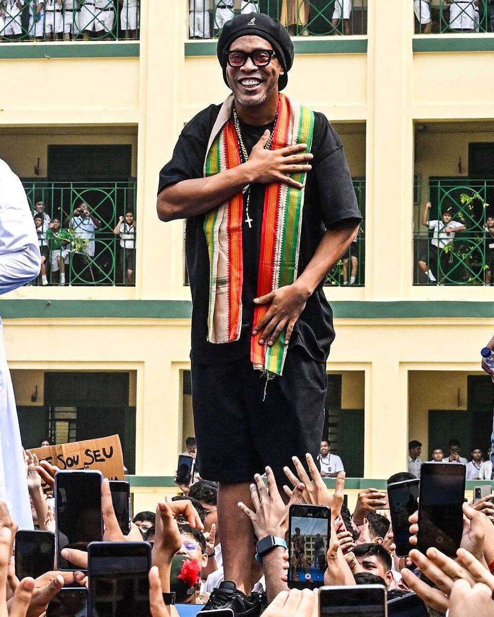 تصاویر| شاعر فوتبال در هندوستان به مارادونا رسید!/ هجوم هندیها برای استقبال از رونالدینیو