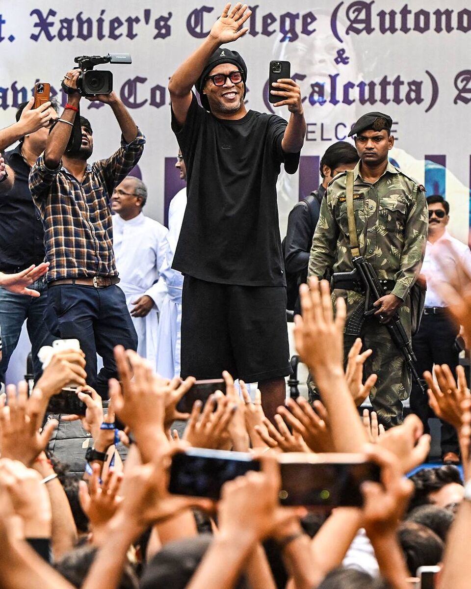 تصاویر| شاعر فوتبال در هندوستان به مارادونا رسید!/ هجوم هندی‌ها برای استقبال از رونالدینیو
