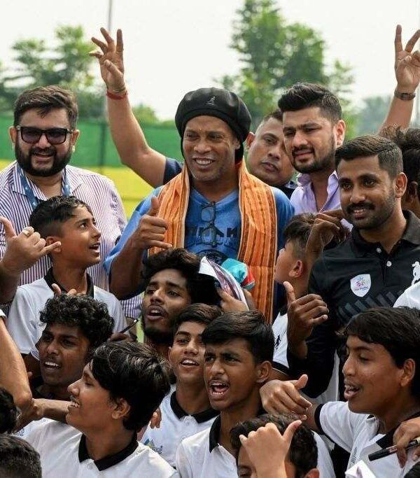 تصاویر| شاعر فوتبال در هندوستان به مارادونا رسید!/ هجوم هندی‌ها برای استقبال از رونالدینیو