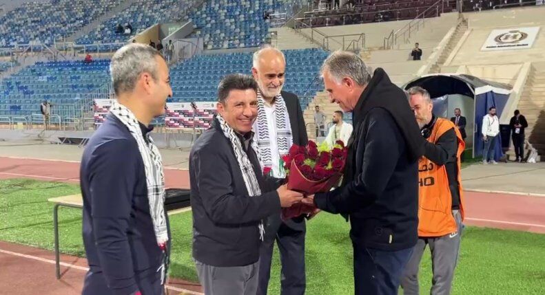 عکس| هدیه جالب قلعه‌نویی به کی‌روش قبل از شروع مسابقه