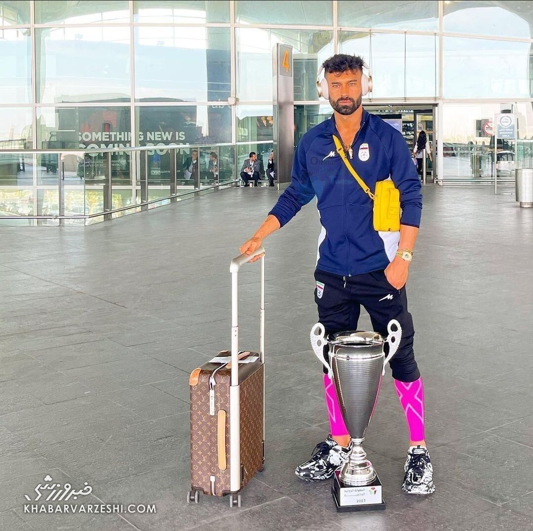 عکس| استایل عجیب رامین رضاییان با جام تورنمنت ۴جانبه/ پُز دادن به جام حَلَبی