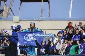 دختران سر تا پا آبی طرفدار استقلال درحال ورود به استادیوم +عکس و ویدیو