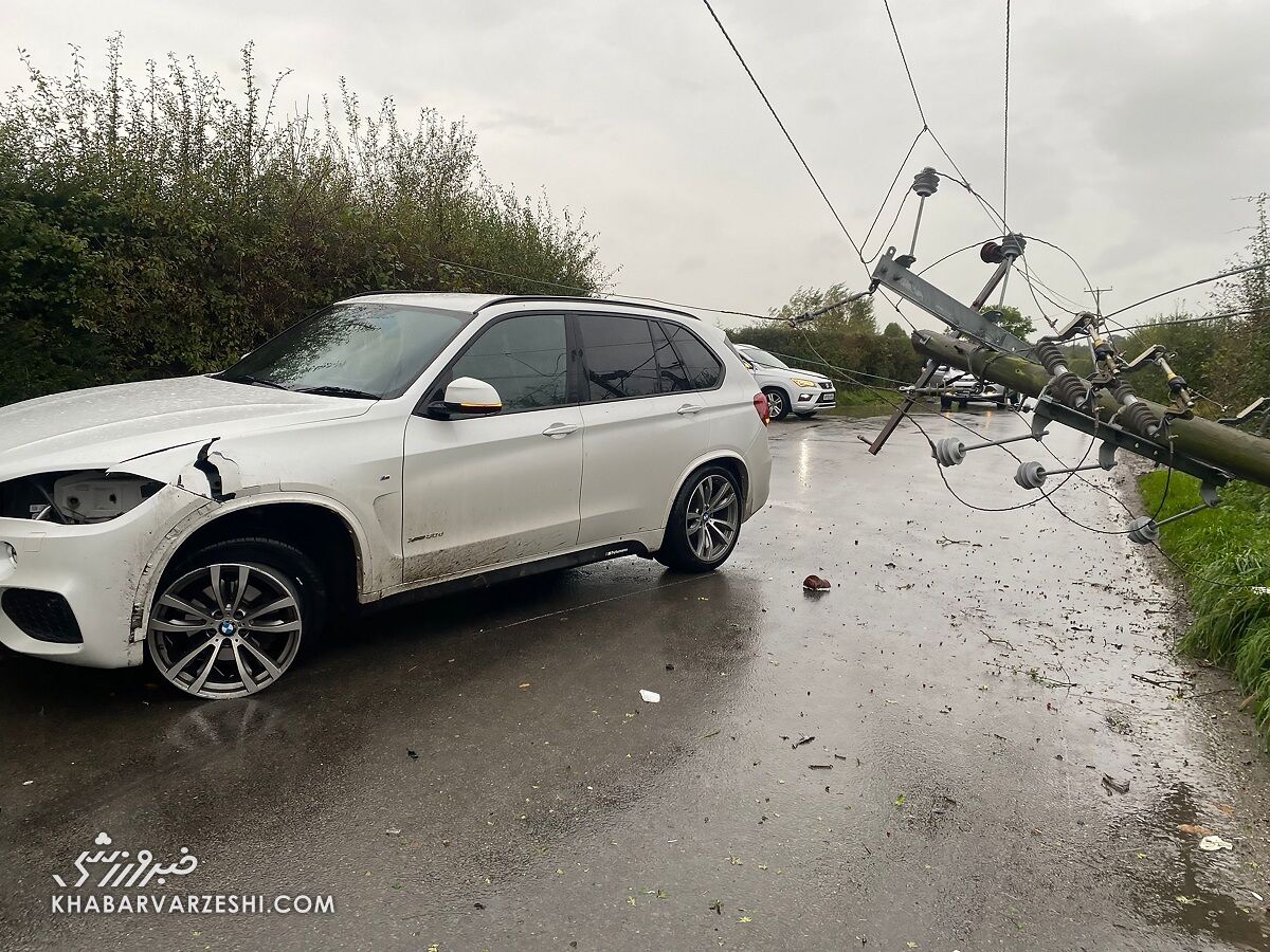 تصاویر| خطر مرگ از بیخ گوش ستاره انگلیسی گذشت/ تیر چراغ برق روی خودروی ستاره قرمزها افتاد!