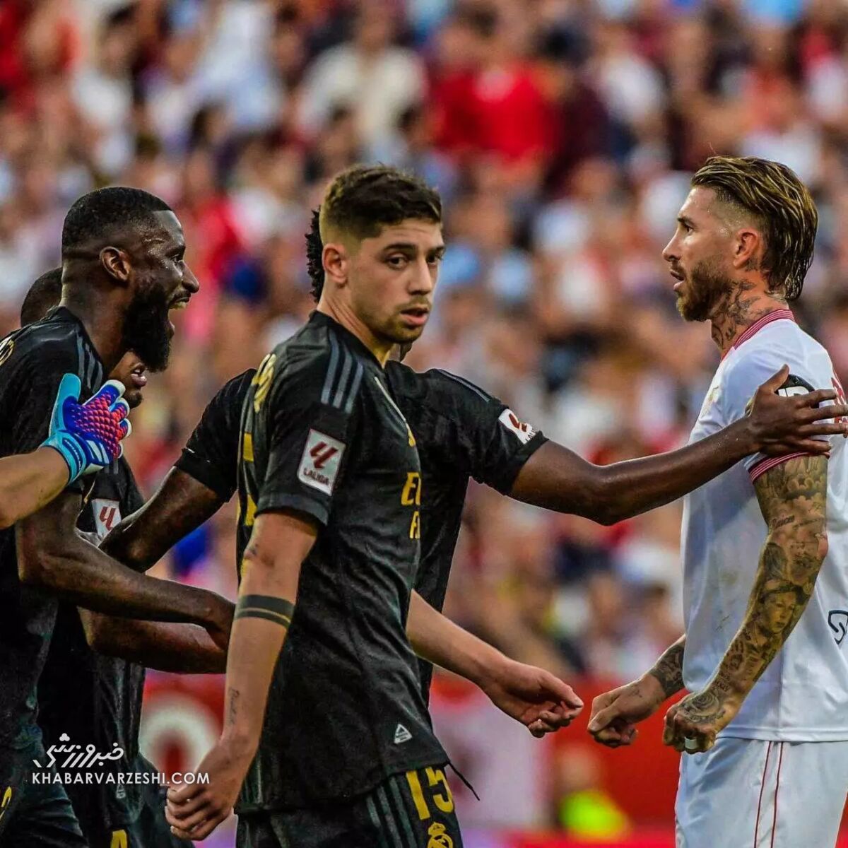 عکس| رفتار عجیب راموس با بازیکن حریف/ سرخیو مدافع رئال را معاینه کرد!