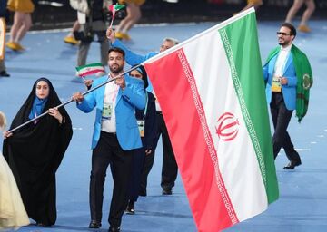 عکس| رژه کاروان ایران بدون فرزند پرچم‌دار ایران/ مشعل چهارم گرمابخش استادیوم المپیک