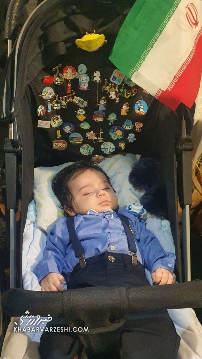 عکس| رژه کاروان ایران بدون فرزند پرچمدار ایران/ مشعل چهارم گرمابخش استادیوم المپیک