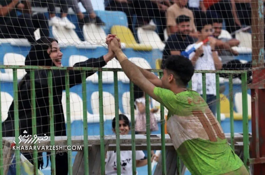 عکس| شوق دیدنی مادر بازیکن فوتبال در کنار زمین/ شادی گلی که جاودانه شد!