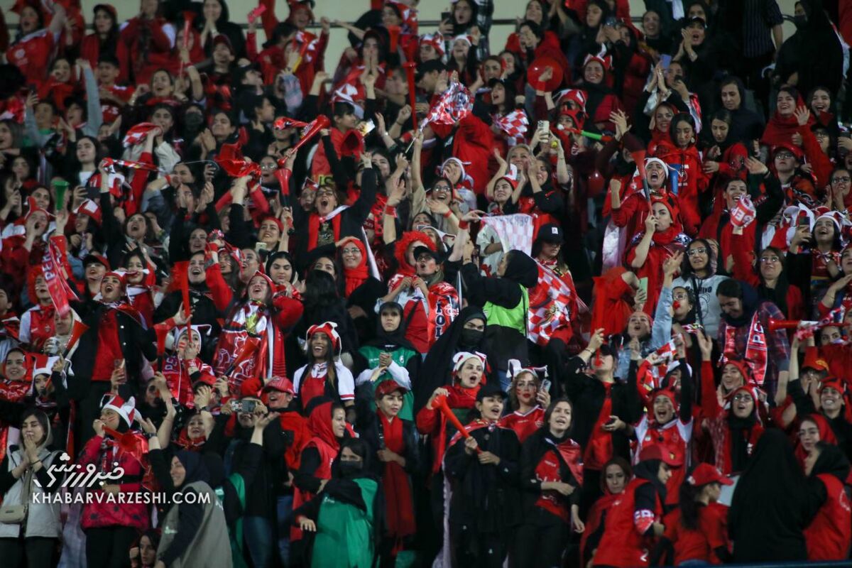 شعار پرسپولیسی‌ها علیه استقلال/ واکنش جالب هواداران به یک گل!