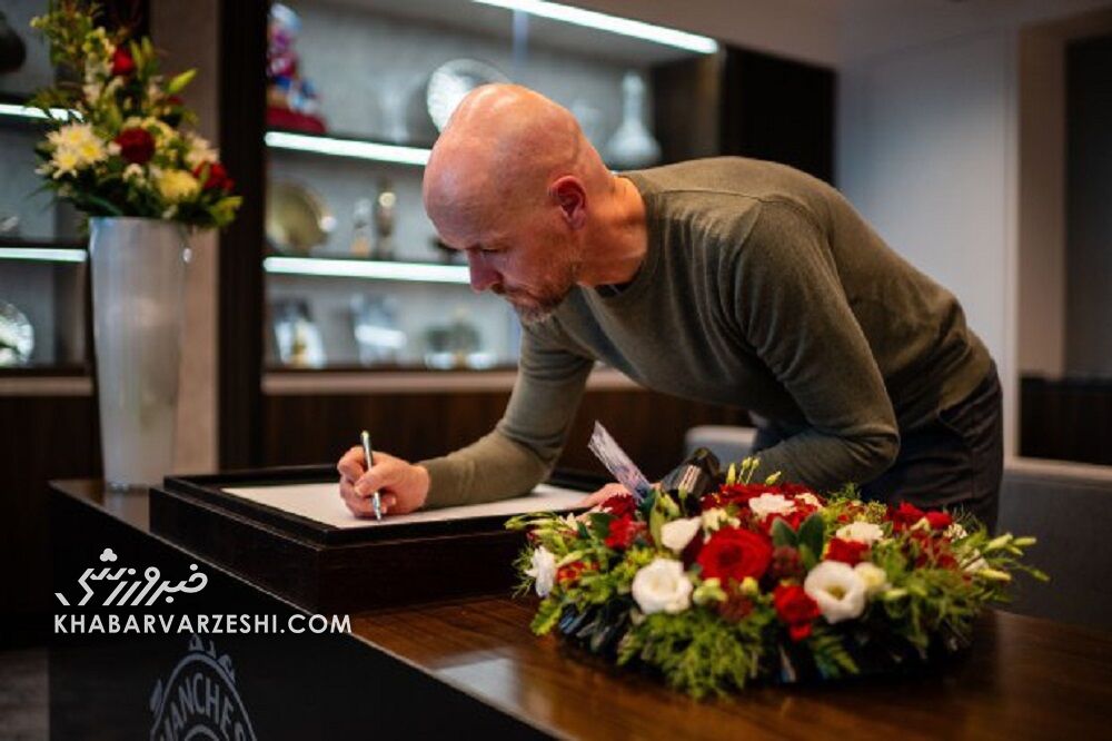 تصاویر| ادای احترام منچستریونایتد به سر بابی چارلتون/ مهمانان و میزبانان یکصدا نام اسطوره را فریاد زدند/ دریایی از گل در اطراف اولدترافورد