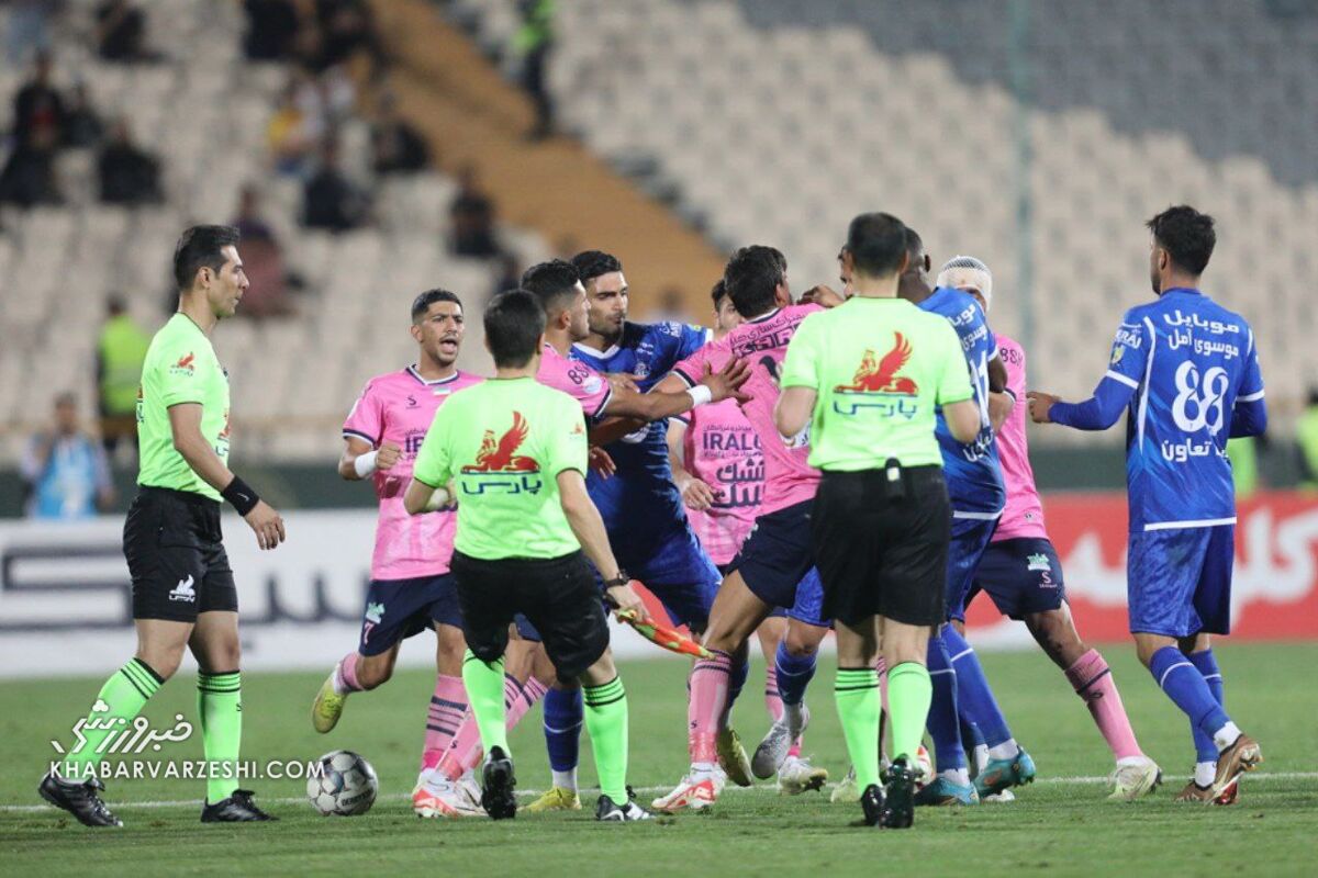 به جای نکونام باید داور بازی آلومینیوم محروم شود/ پرسپولیسی ها خوب بلدند شلوغ کنند و امتیاز بگیرند!