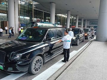این‌جا اگر با راننده تاکسی حرف بزنید ضرر می‌کنید!/ راننده‌هایی که ۳ موبایل دارند!/ تاکسی پوارو در هانگژو! +تصاویر
